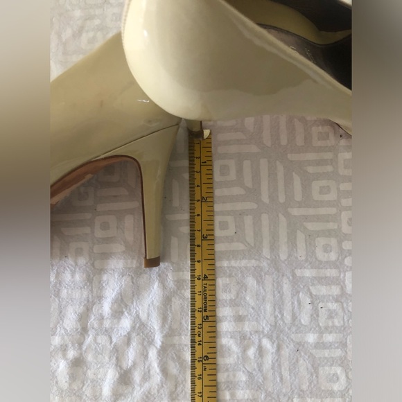 Size 7 cream patent pump - Picture 4 of 4